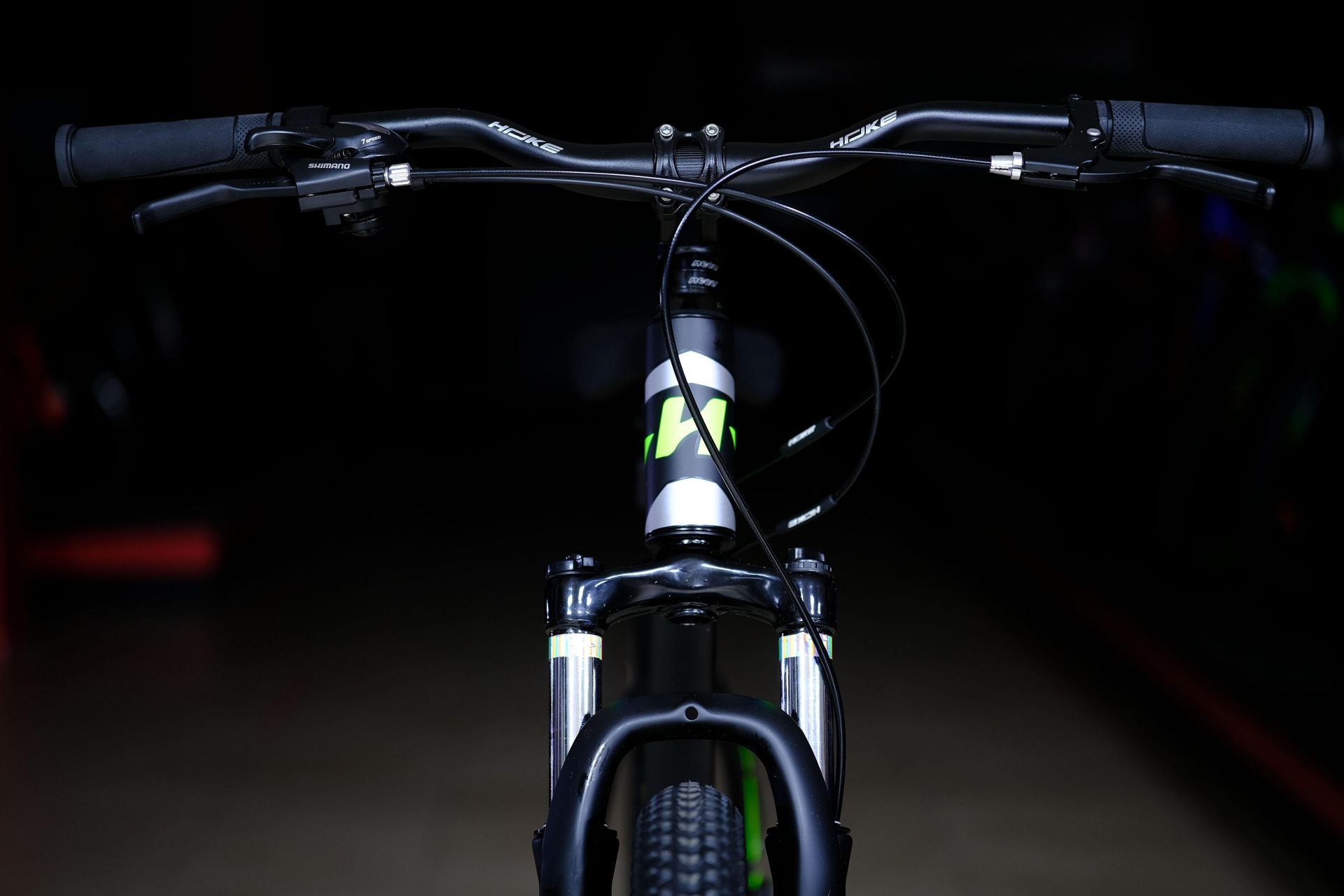 Вилка пружинно-эластомерная 80 mm с функцией регулировки и блокировки
 HOKE Shock 27,5 MD матовый чёрный-зелёный 17