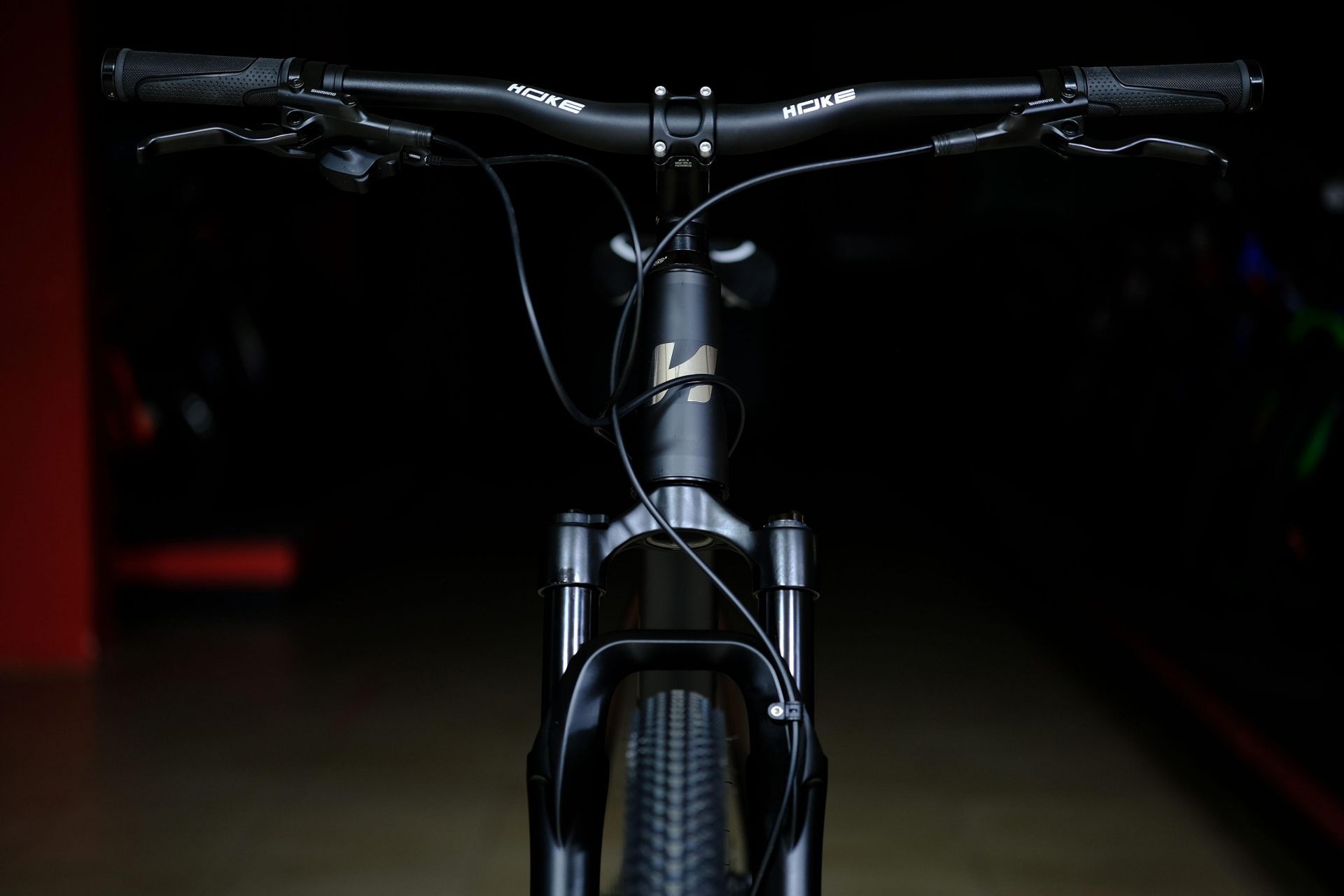 Вилка амортизационная Boost GTMRK 368 TA HLO под ось 15mm
 HOKE 9 Way 29 HD матовый чёрный 19